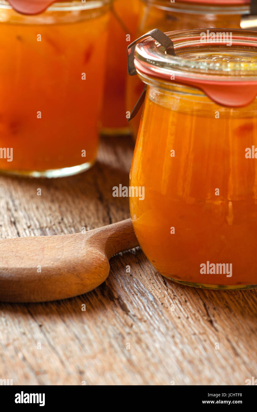 Selbstgemachte Melonenmarmelade im Einweckglas auf rustikalem ...