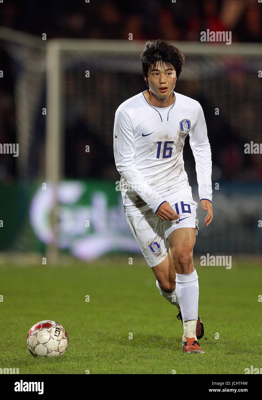 KI SUNG-YUENG SOUTH KOREA DENMARK V SOUTH KOREA BLUE WATER STADIUM,ESJBERG,DENMARK 14 November 2009 GAA3551     WARNING! This Photograph May Only Be Used For Newspaper And/Or Magazine Editorial Purposes. May Not Be Used For, Internet/Online Usage Nor For Publications Involving 1 player, 1 Club Or 1 Competition, Without Written Authorisation From Football DataCo Ltd. For Any Queries, Please Contact Football DataCo Ltd on +44 (0) 207 864 9121 Stock Photo