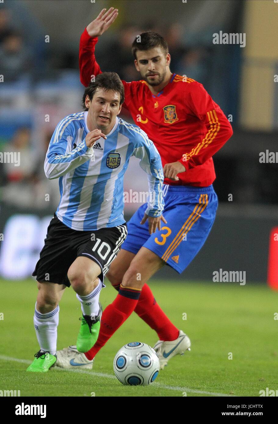 LIONEL MESSI & GERARD PIQUE SPAIN V ARGENTINA SPAIN V ARGENTINA ESTADIO  VICENTE CADERON, MADRID, SPAIN 14 November 2009 GAA3703 WARNING! This  Photograph May Only Be Used For Newspaper And/Or Magazine Editorial