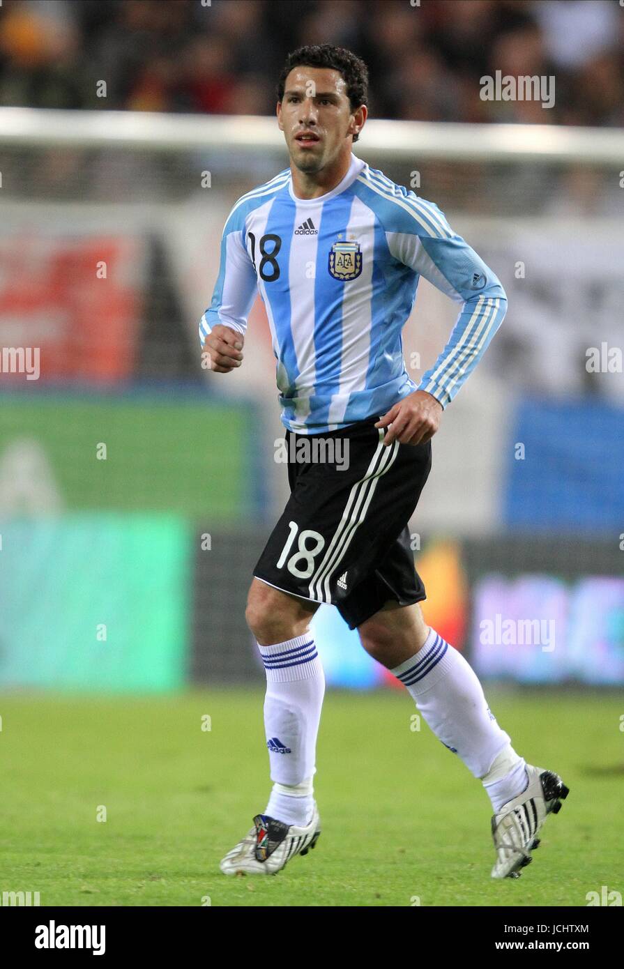 MAXIMILIANO RODRIGUEZ ARGENTINA & ATLETICO MADRID SPAIN V ARGENTINA ESTADIO VICENTE CADERON, MADRID, SPAIN 14 November 2009 GAA3744     WARNING! This Photograph May Only Be Used For Newspaper And/Or Magazine Editorial Purposes. May Not Be Used For, Internet/Online Usage Nor For Publications Involving 1 player, 1 Club Or 1 Competition, Without Written Authorisation From Football DataCo Ltd. For Any Queries, Please Contact Football DataCo Ltd on +44 (0) 207 864 9121 Stock Photo