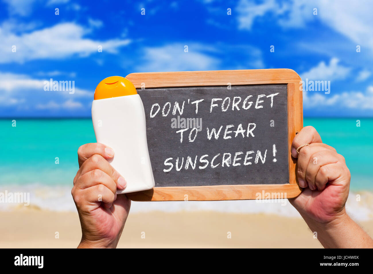 Schiefertafel mit Text: Dont forget to wear Sunscreen Stock Photo
