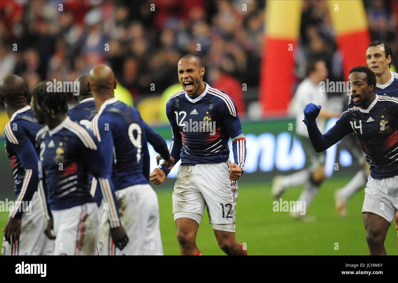 THIERRY HENRY CELEBRATES FRANCE V REPUBLIC OF IRELAND FRANCE V REPUBLIC OF IRELAND STADE DE FRANCE, PARIS, FRANCE 18 November 2009 GAA3924   ORLD CUP QUALIFIER 2ND LEG     WARNING! This Photograph May Only Be Used For Newspaper And/Or Magazine Editorial Purposes. May Not Be Used For Publications Involving 1 player, 1 Club Or 1 Competition  Without Written Authorisation From Football DataCo Ltd. For Any Queries, Please Contact Football DataCo Ltd on +44 (0) 207 864 9121 Stock Photo