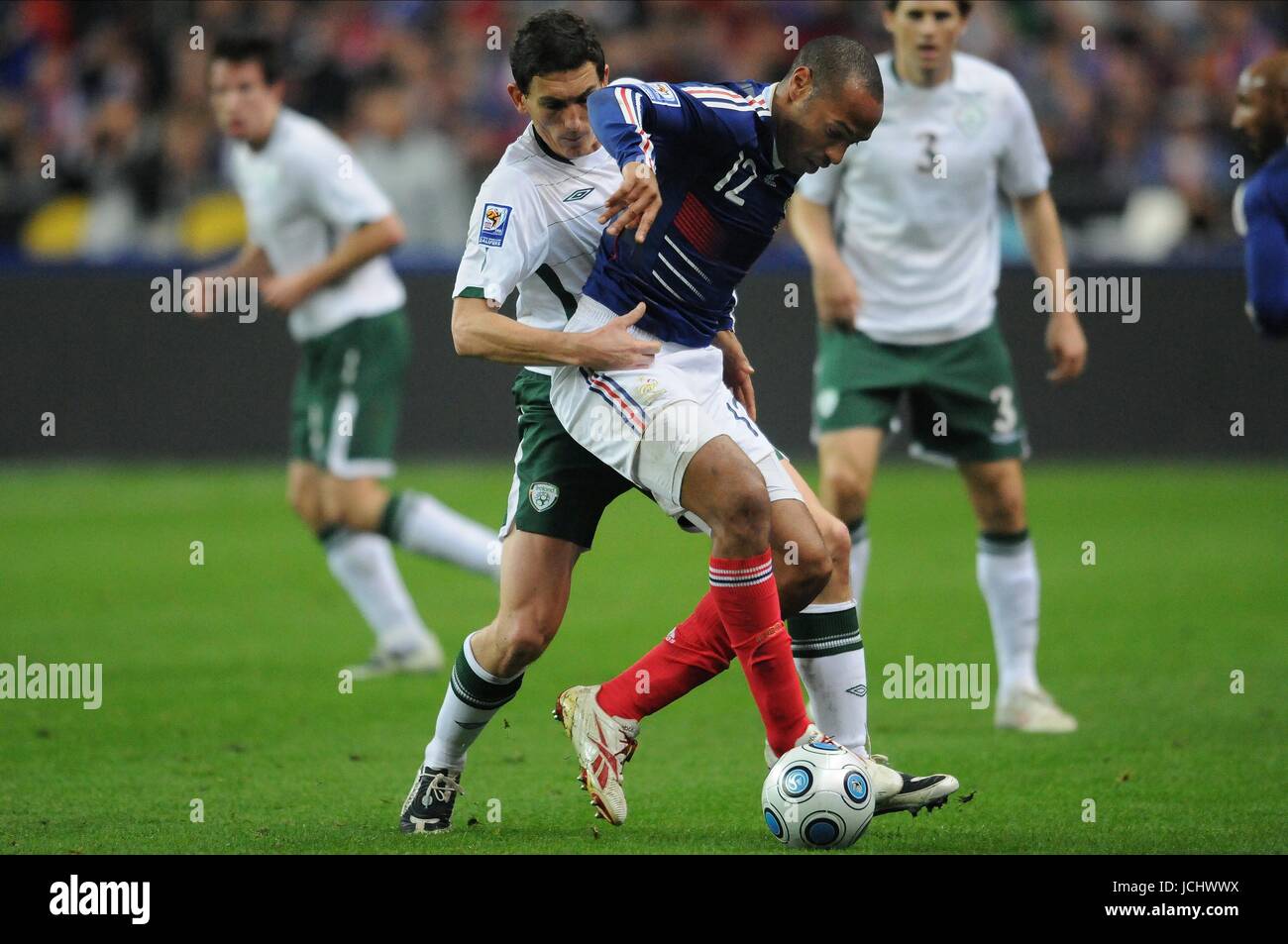 KEITH ANDREWS & THIERRY HENRY FRANCE V REPUBLIC OF IRELAND FRANCE V REPUBLIC OF IRELAND STADE DE FRANCE, PARIS, FRANCE 18 November 2009 GAB4357     WARNING! This Photograph May Only Be Used For Newspaper And/Or Magazine Editorial Purposes. May Not Be Used For, Internet/Online Usage Nor For Publications Involving 1 player, 1 Club Or 1 Competition, Without Written Authorisation From Football DataCo Ltd. For Any Queries, Please Contact Football DataCo Ltd on +44 (0) 207 864 9121 Stock Photo