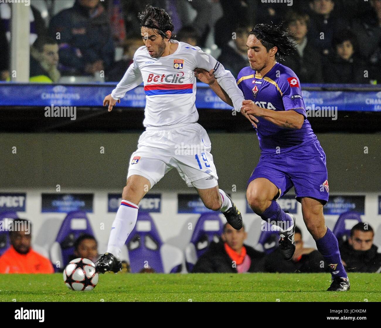 CESAR DELGADO & VARGAS FIORENTINA V LYON (UK USE ONLY) FIORENTINA V LYON (UK USE ONLY) FLORENCE, , ITALY 24 November 2009 GAB4722   ©PHOTOPQR/LE PROGRES/GUIOCHON STEPHANE - FLORENCE 24/11/2009 - MATCH DE CHAMPION'S LEAGUE  RETOUR DE POULE FLORENCE - OL ICI CESAR DELGADO ET VARGAS CHAMPIONS LEAGUE : FIORENTINA VS OL IN ITALY, NOV 24TH 2009.     WARNING! This Photograph May Only Be Used For Newspaper And/Or Magazine Editorial Purposes. May Not Be Used For Publications Involving 1 player, 1 Club Or 1 Competition  Without Written Authorisation From Football DataCo Ltd. For Any Queries, Please Cont Stock Photo