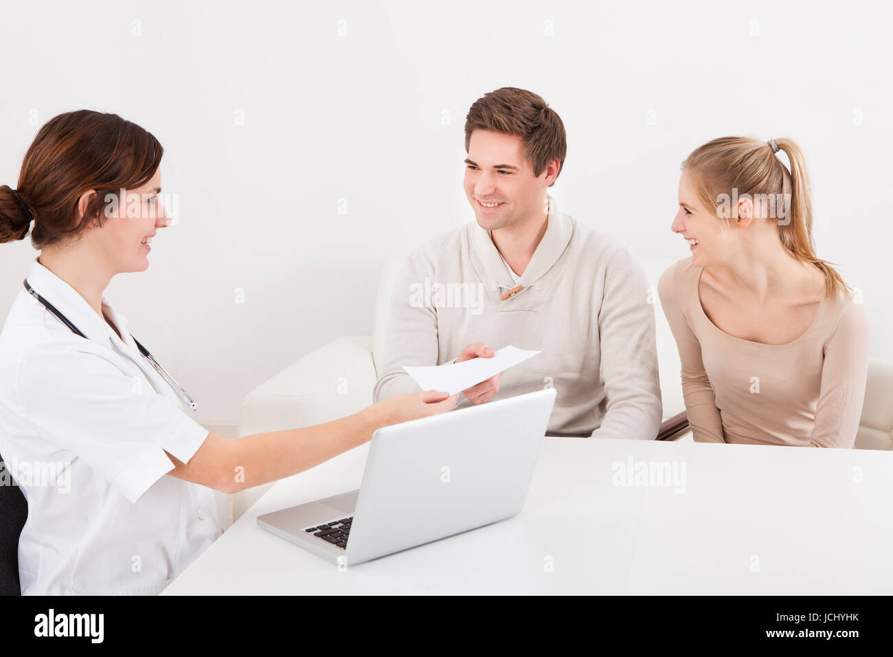 какая пара у д. врачи мужчина и женщина. планирование семьи фото. какая пара у д. женщина врач.