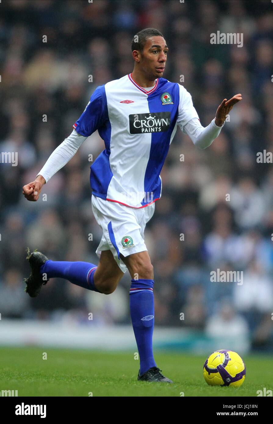 STEVEN NZONZI BLACKBURN ROVERS FC BLACKBURN ROVERS V TOTTENHAM EWOOD PARK, BLACKBURN, ENGLAND 19 December 2009 GAB6523     WARNING! This Photograph May Only Be Used For Newspaper And/Or Magazine Editorial Purposes. May Not Be Used For, Internet/Online Usage Nor For Publications Involving 1 player, 1 Club Or 1 Competition, Without Written Authorisation From Football DataCo Ltd. For Any Queries, Please Contact Football DataCo Ltd on +44 (0) 207 864 9121 Stock Photo