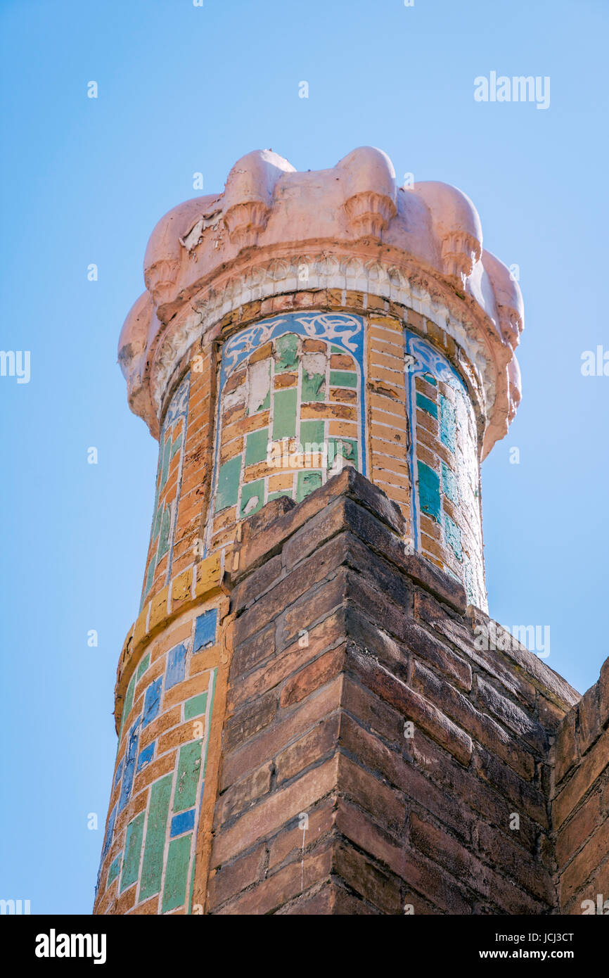 Colorful mosaic on the minaret of Hazrat Khizr mosque, Samarkand, Uzbekistan Stock Photo