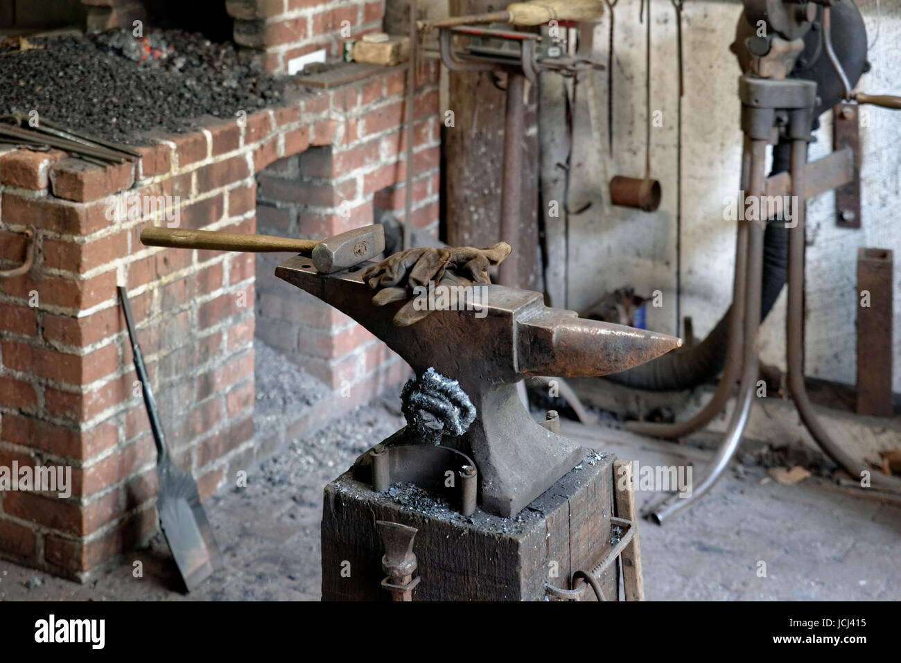 Blacksmith's Anvil and Hammer Stock Photo Alamy