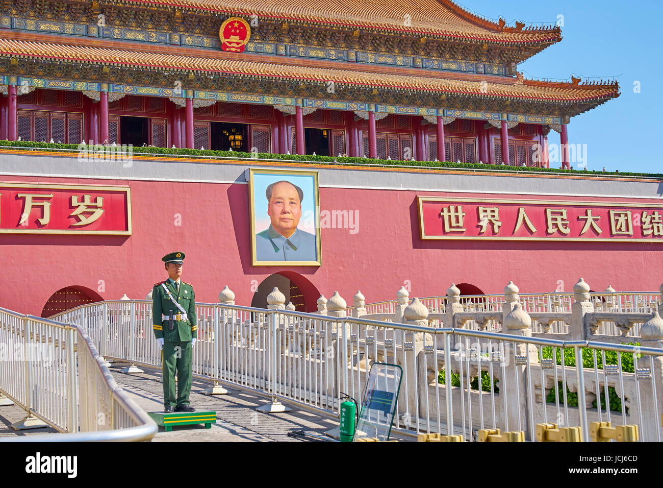 Soldier standing on guard in front of Gate of Heavenly Peace, Tiananmen Square, Beijing, China Stock Photo