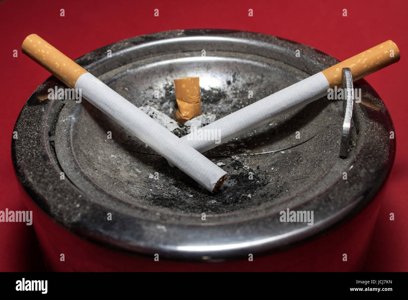 2 Zigaretten und eine Kippe im Aschenbecher Stock Photo