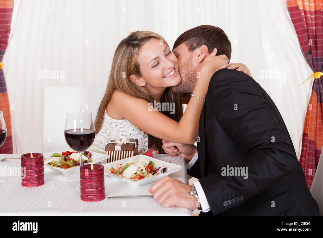 Пришла в гости к мужу подруги. Романтический ужин. Муж и жена ужинают. Романтический ужин парень и девушка. Пара обедает в ресторане.