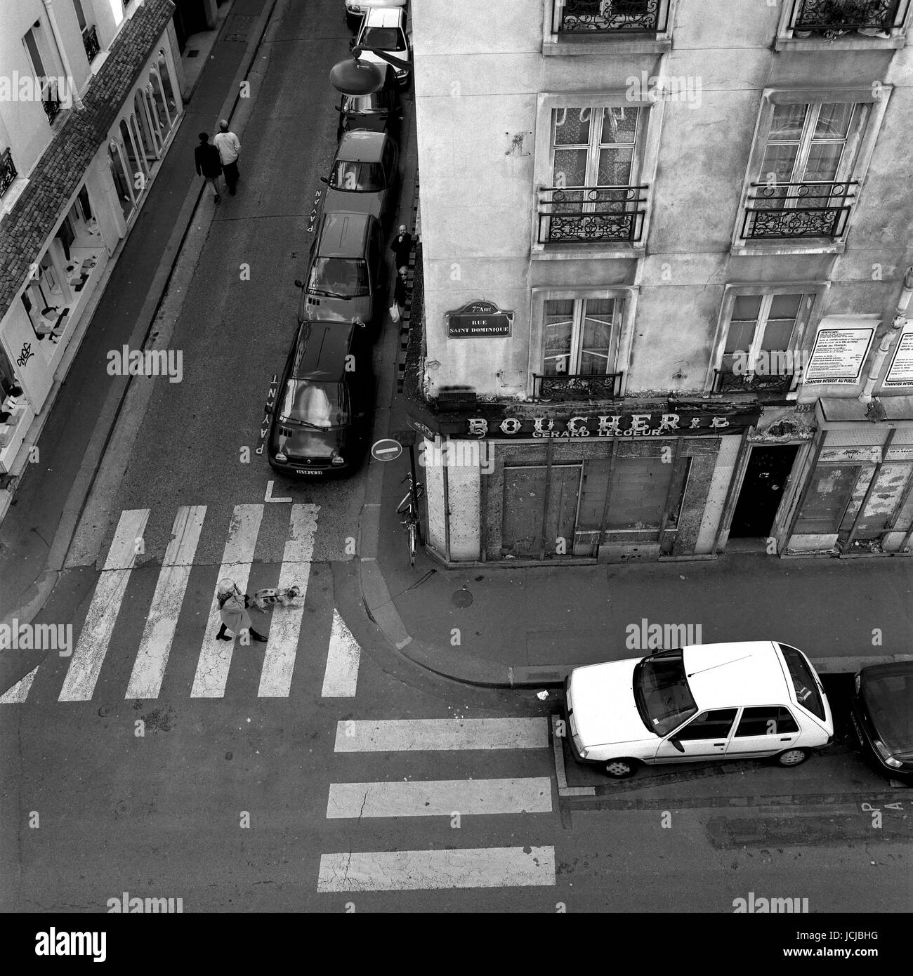 AJAXNETPHOTO. PARIS, FRANCE. OVERHEAD VIEW OF PEDESTRIAN CROSSING IN RUE SAINT DOMINIQUE. PHOTO:JONATHAN EASTLAND/AJAX REF:981104 2 29 Stock Photo