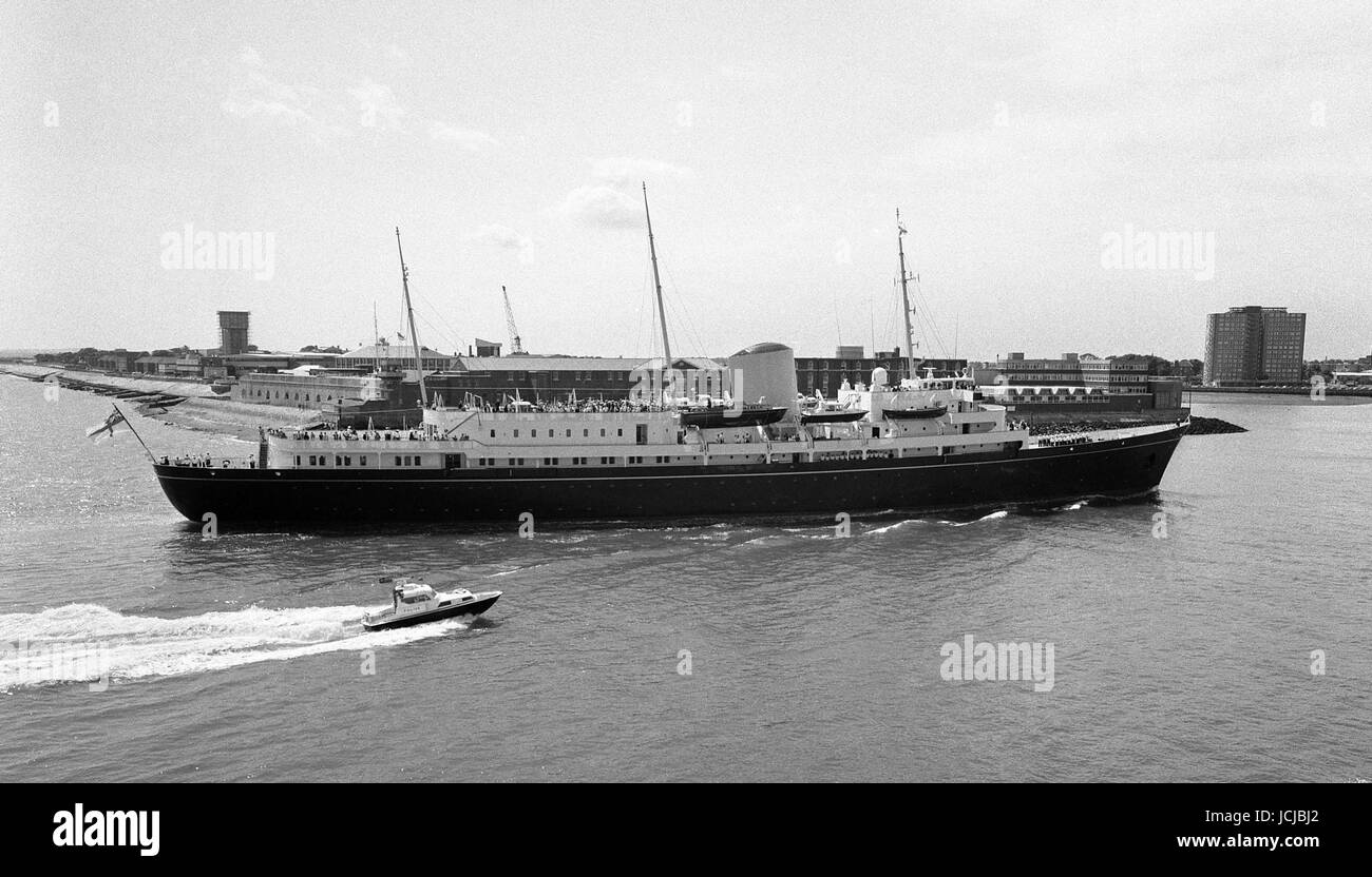 AJAX NEWS PHOTOS. 1989. PORTSMOUTH, ENGLAND. - ROYAL YACHT - THE ROYAL YACHT BRITANNIA INWARD BOUND TO THE NAVAL BASE. PHOTO:JONATHAN EASTLAND/AJAX REF:89_3_19 Stock Photo