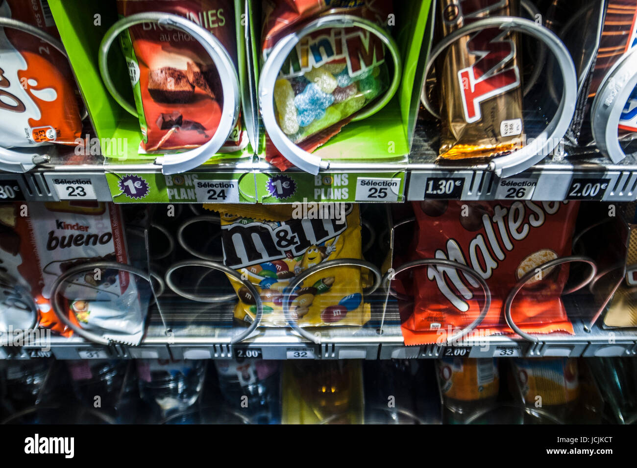 PARIS FRANCE- METRO VENDING MACHINE FOR CANDIES AND SOFT DRINKS - PARIS METRO © Frédéric BEAUMONT Stock Photo