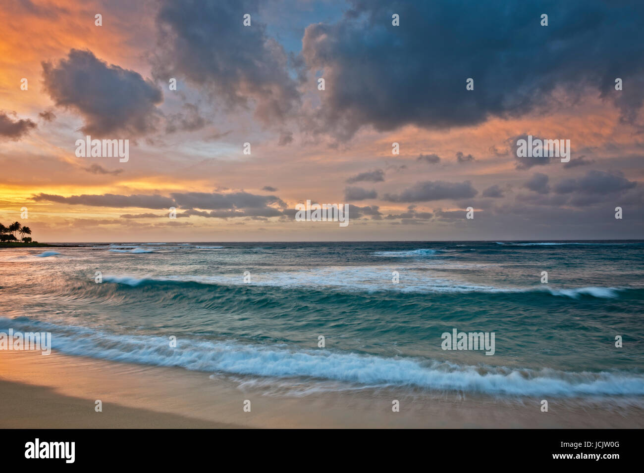 Hawaii sunrise waves hi-res stock photography and images - Alamy
