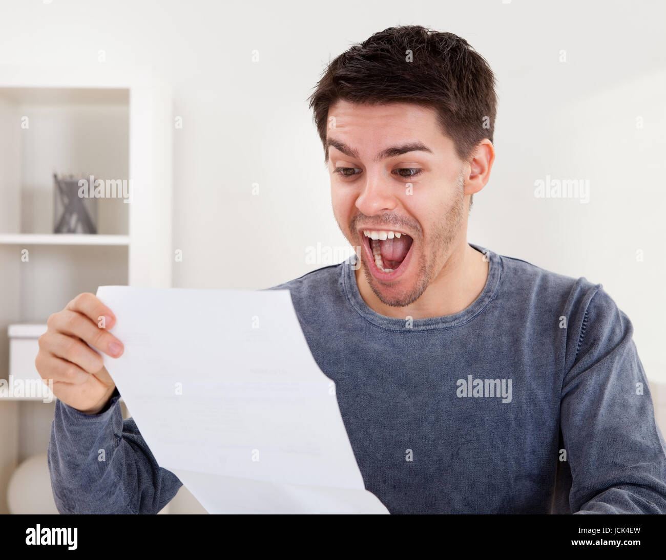 Подарок " мужчине". Человек передает деньги. Красивый подарок мужчине. Человек открывает ящик. Парень лицо удовольствие.