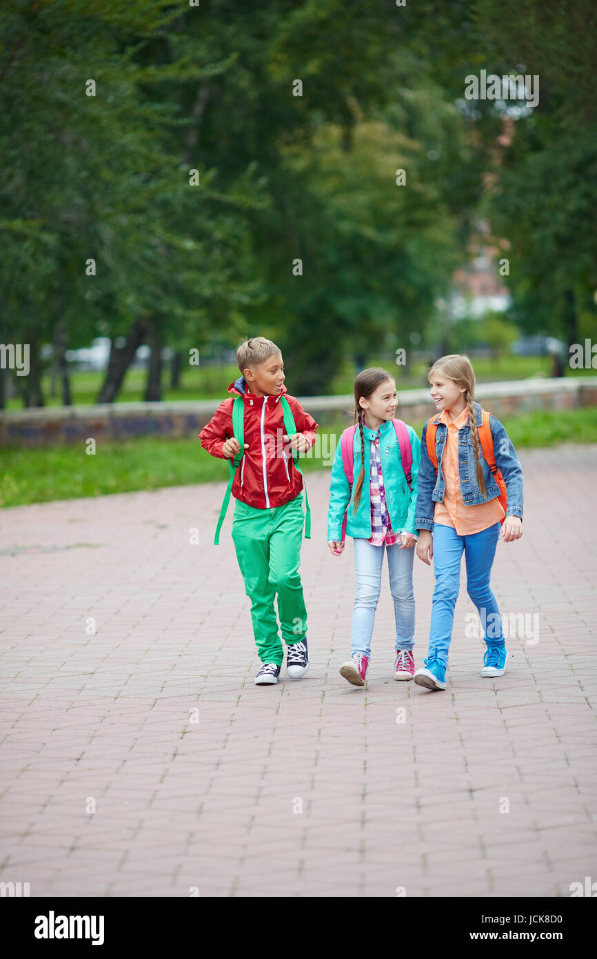 Гулять после школы. Прогулка после школы. Дети гуляют после школы. Гуляем после школы. Дети на прогулке фото.