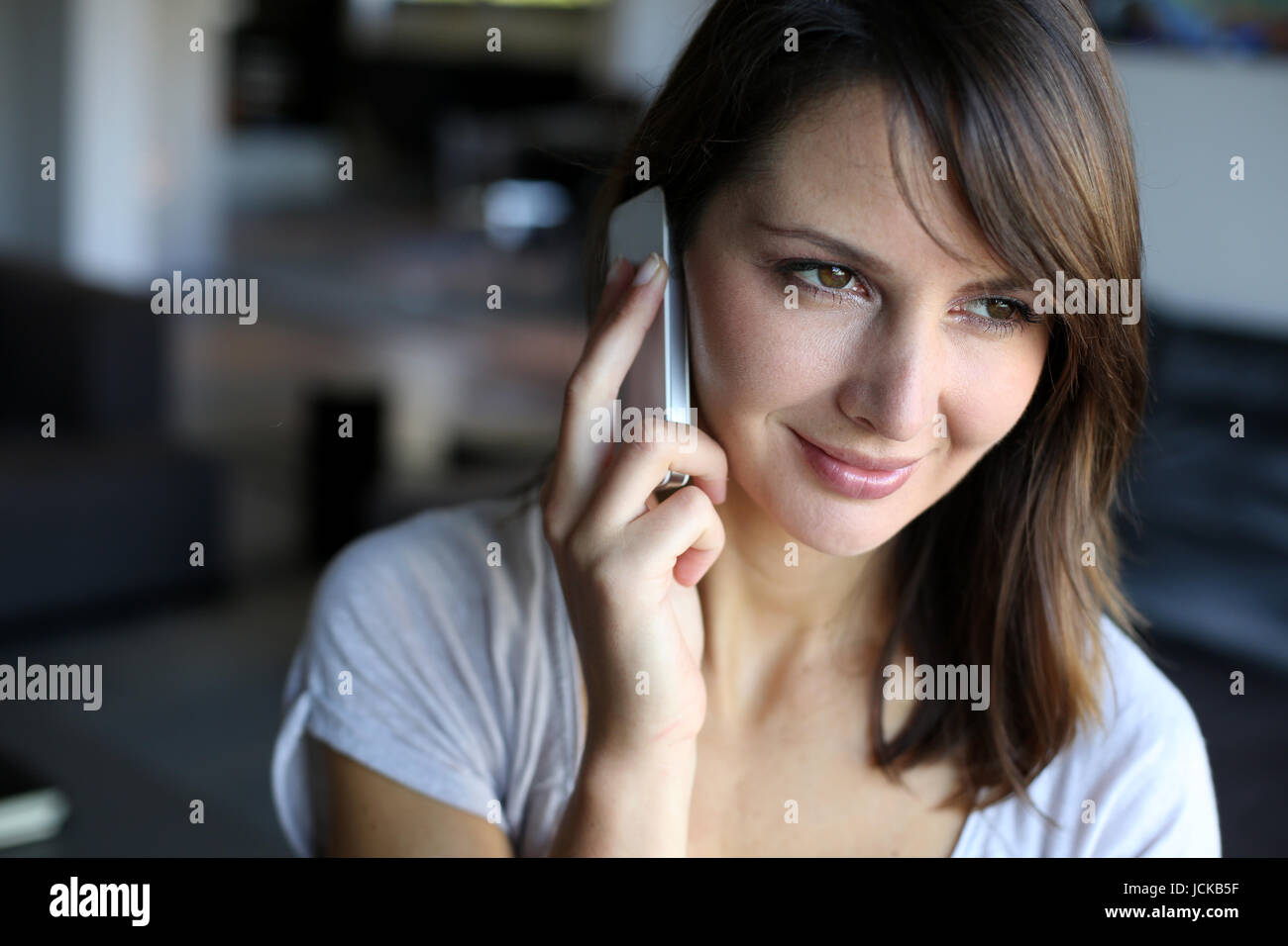 красивые подруги. девушка разговаривает по телефону. сестры ретеган. девушка звонит по телефону. подруга шепчет на ухо.