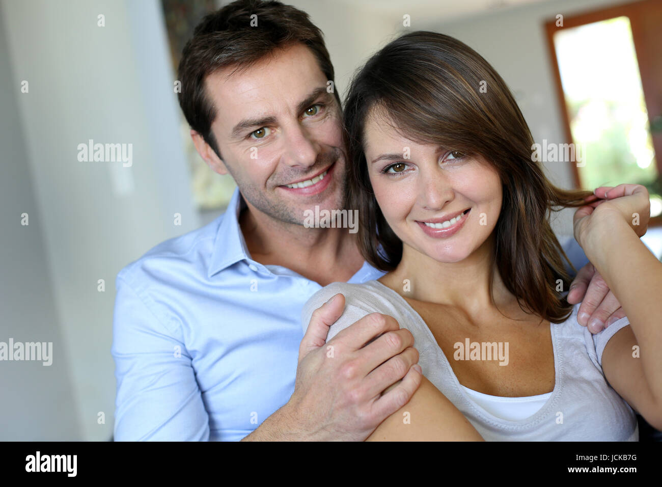 реальные пары 2. пара 35 лет. реальные пары 2. парень зимой. элорди джейкоб и джоуи кинг будка поцелуев.