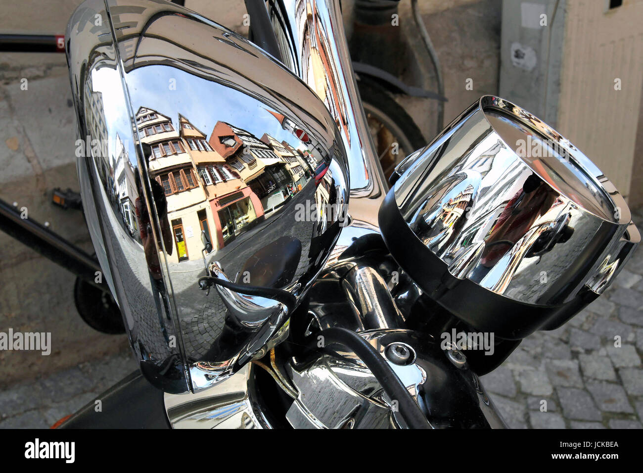 Altstadthäuser spiegeln sich in den Armaturen eines Motorrads Stock Photo