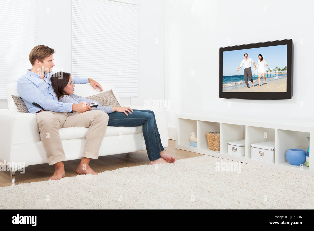 Телевизор сиди дома. Семья у телевизора. Пара перед телевизором. Пара смотрит телевизор. Пара на диване перед телевизором.
