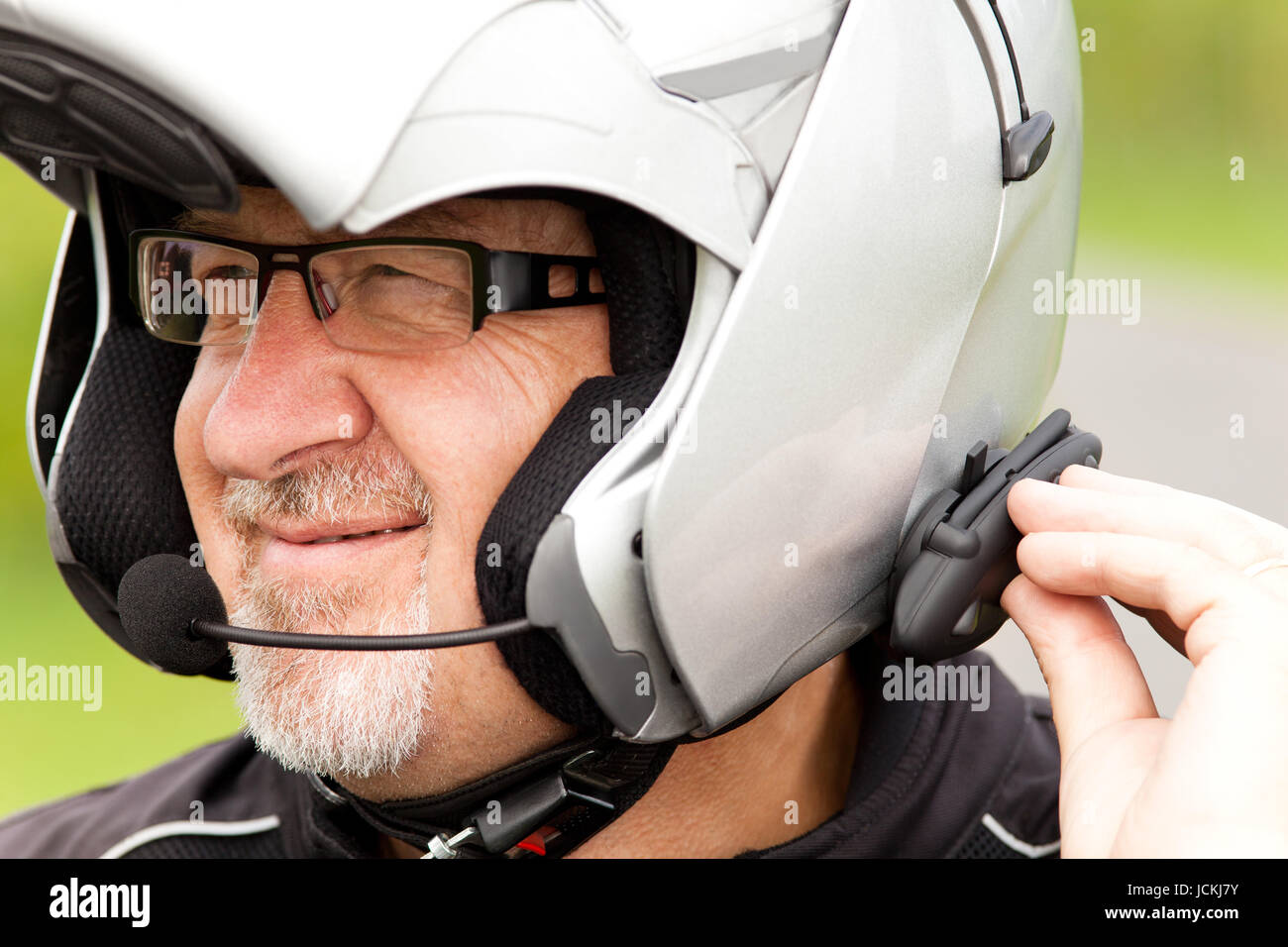 Motorradfahrer mit Freisprechanlage Stock Photo