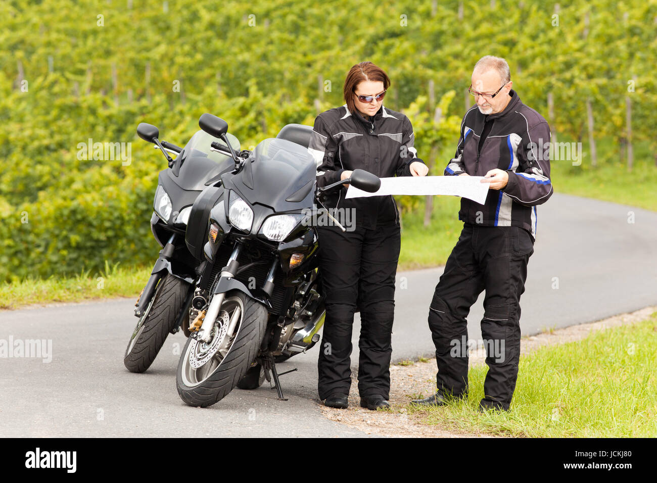 Zwei Motorradfahrer blicken auf die Strassenkarte Stock Photo