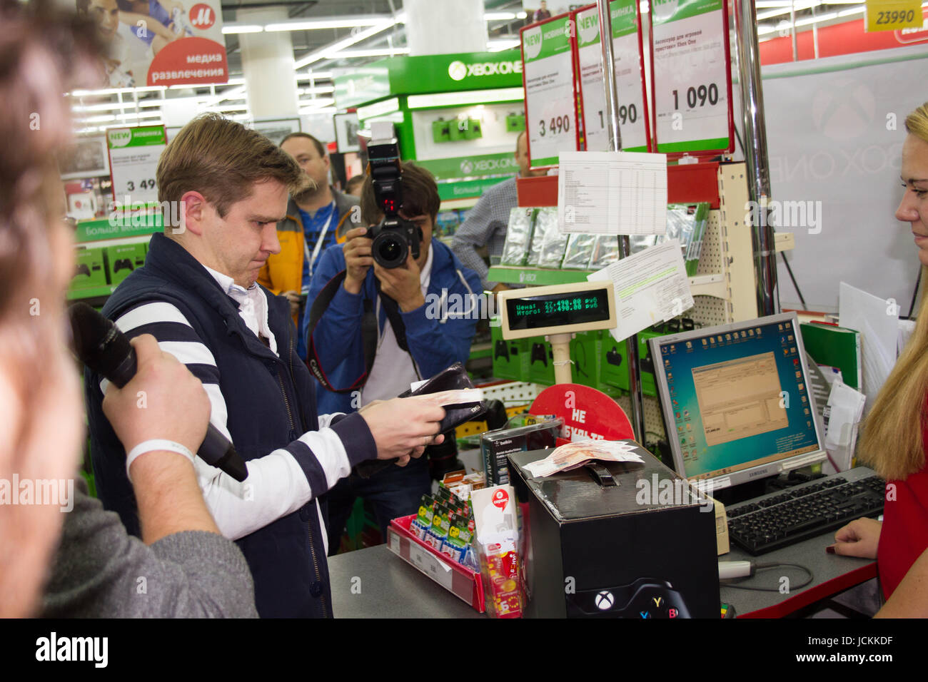 Moscow, Russia - September 25, 2014. First buyer XBOX ONE in Russia, the  store MVIDEO. At 21.00 in Russia started console selling new consoleconsole  Stock Photo - Alamy