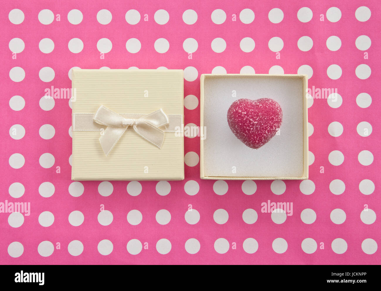 Herzfoermige Praline, Trueffel in Geschenkbox zum Valentinstag Stock Photo