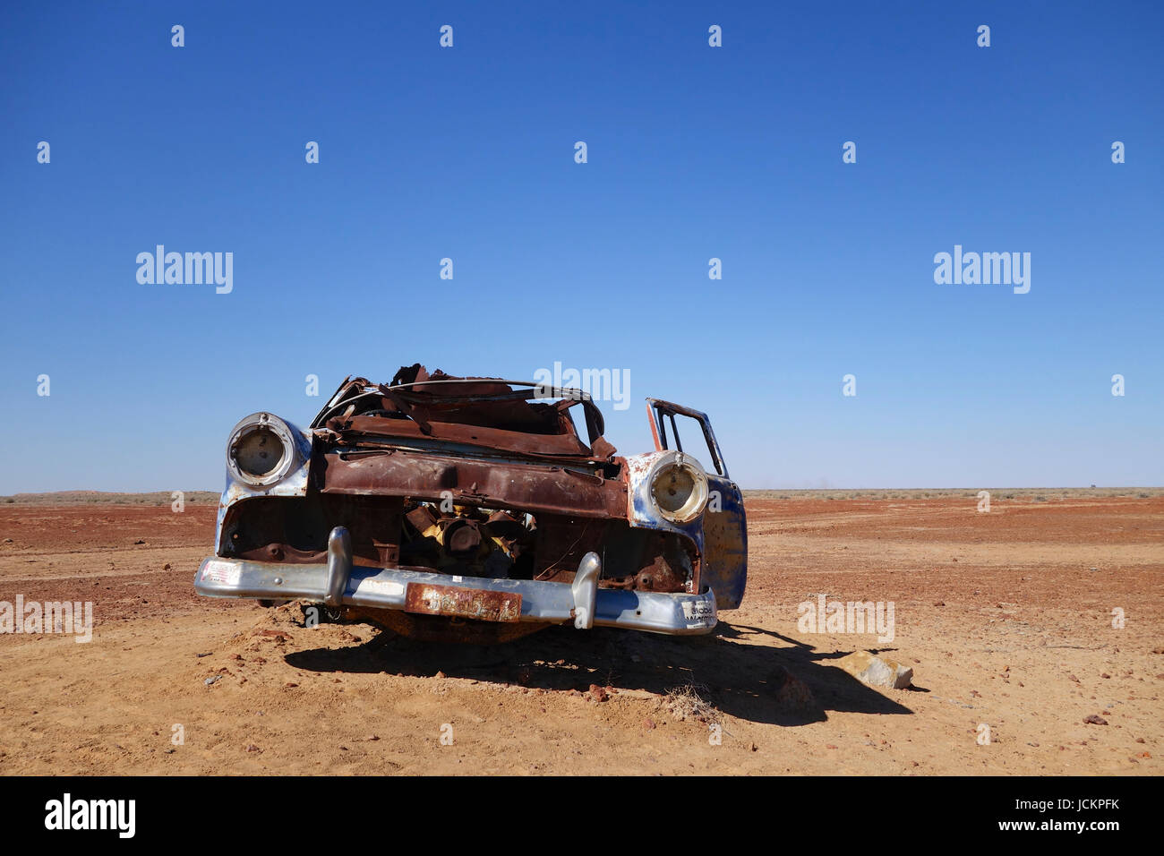 Old rusted vehicle in the Australia desert Stock Photo - Alamy