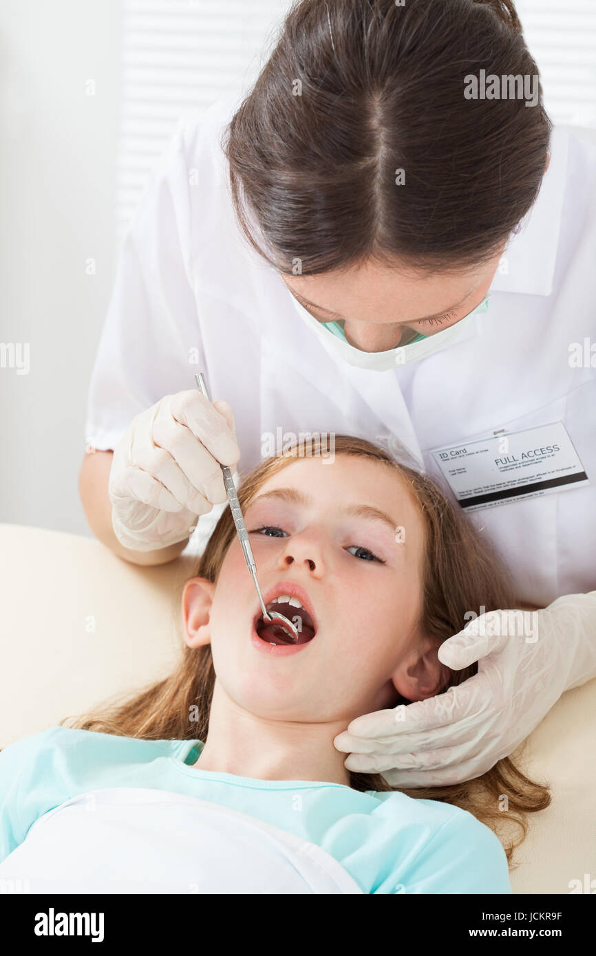 Girls dental visit hi-res stock photography and images - Alamy