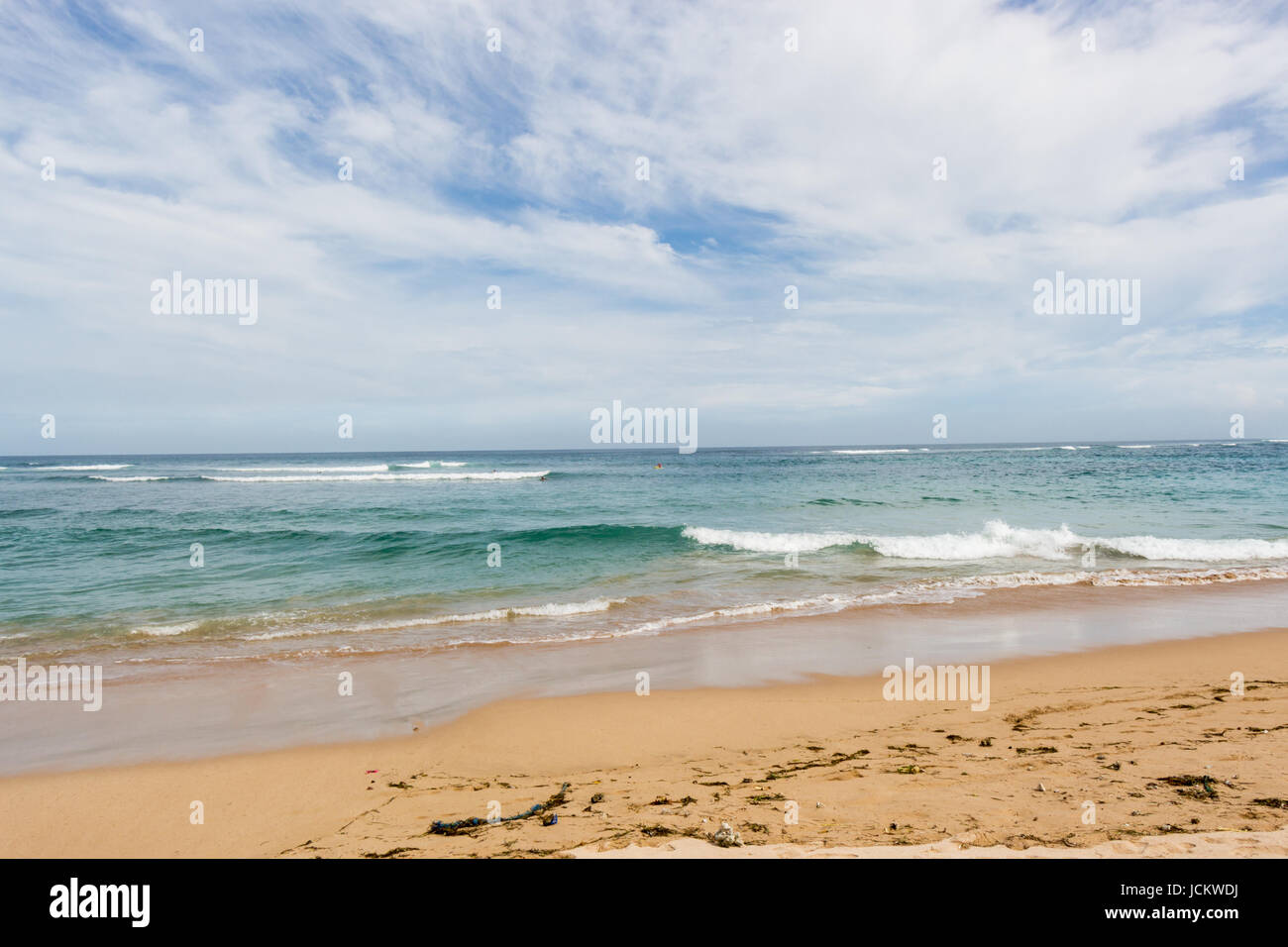 Schöner einsamer Sandstrand in der Karibik mit weißem Sand und blauem