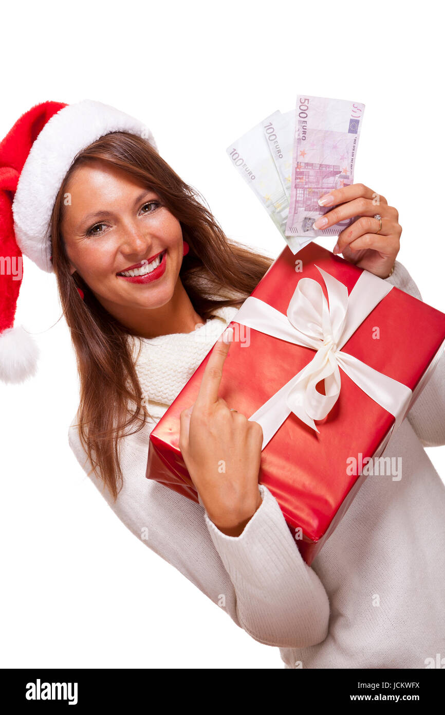 Schöne junge Frau mit Nikolausmütze mit einem großen roten Weihnachtsgeschenk und Bargeld Schlussverkauf Isoliert auf Weiß mit Textfreiraum Freisteller Stock Photo