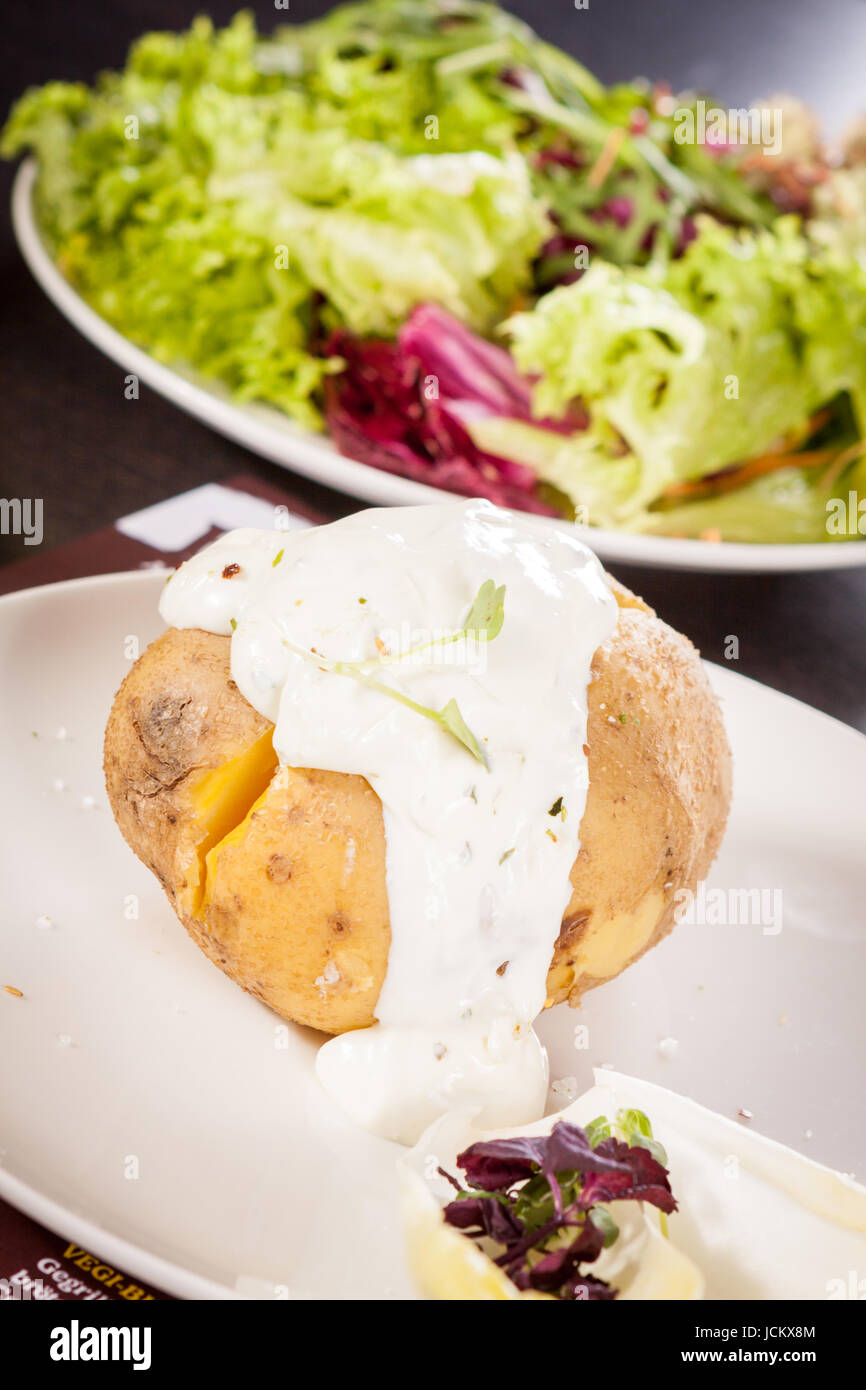 frische folien kartoffel aus dem ofen mit kräuter quark sour cream und ...