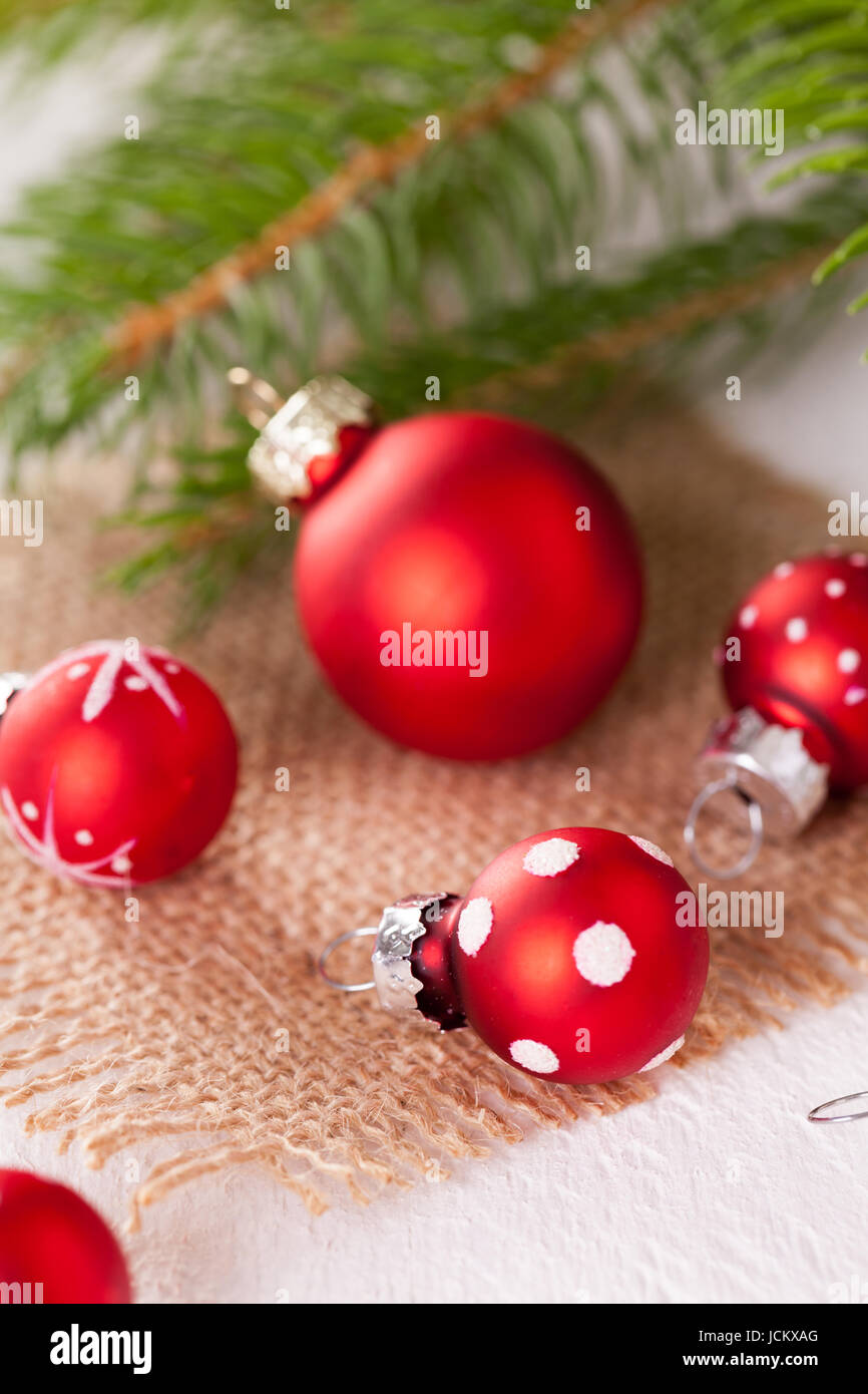Schöne rote Weihnachtskugeln mit kleinen Weißen Punkten mit grünen