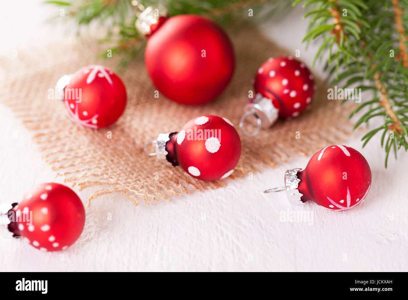 Schöne rote Weihnachtskugeln mit kleinen Weißen Punkten mit grünen