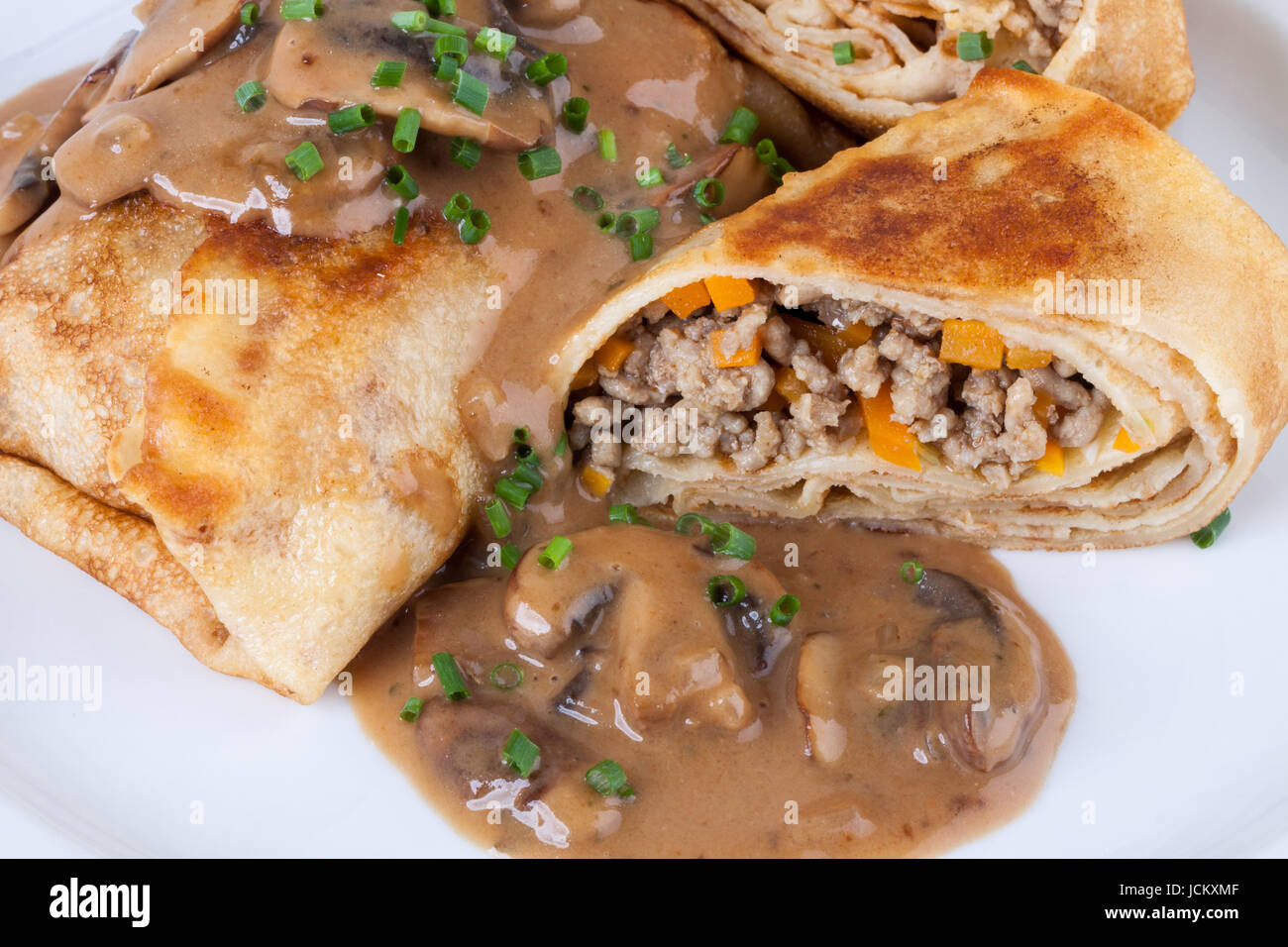 Pfannkuchen crepes Tortillas gefüllt mit pilzen und Hackfleisch auf ...