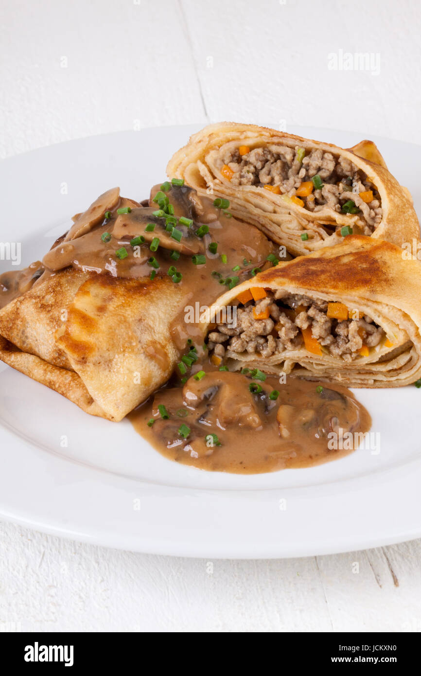 Pfannkuchen crepes Tortillas gefüllt mit pilzen und Hackfleisch auf ...