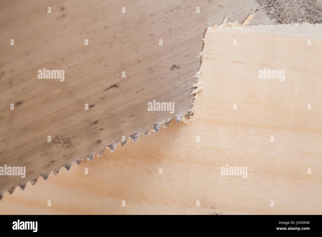 Holz mit Winkelschneider und Säge in einer Werkstatt nahaufnahme detail Stock Photo