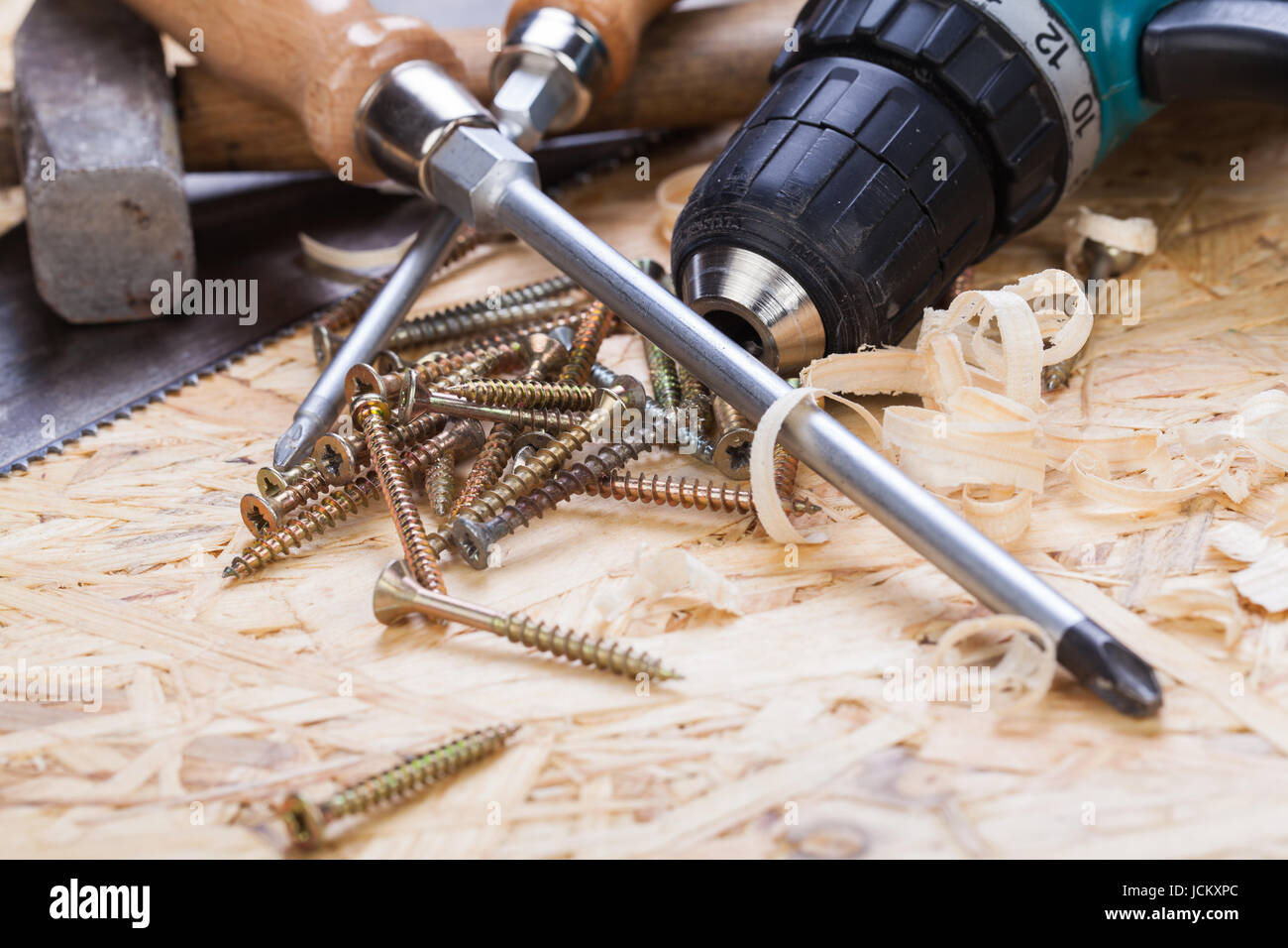 Heimwerker Werkzeug mit Akkuschrauber, Schraubendreher, Säge und Schrauben in einer Werkstatt Stock Photo