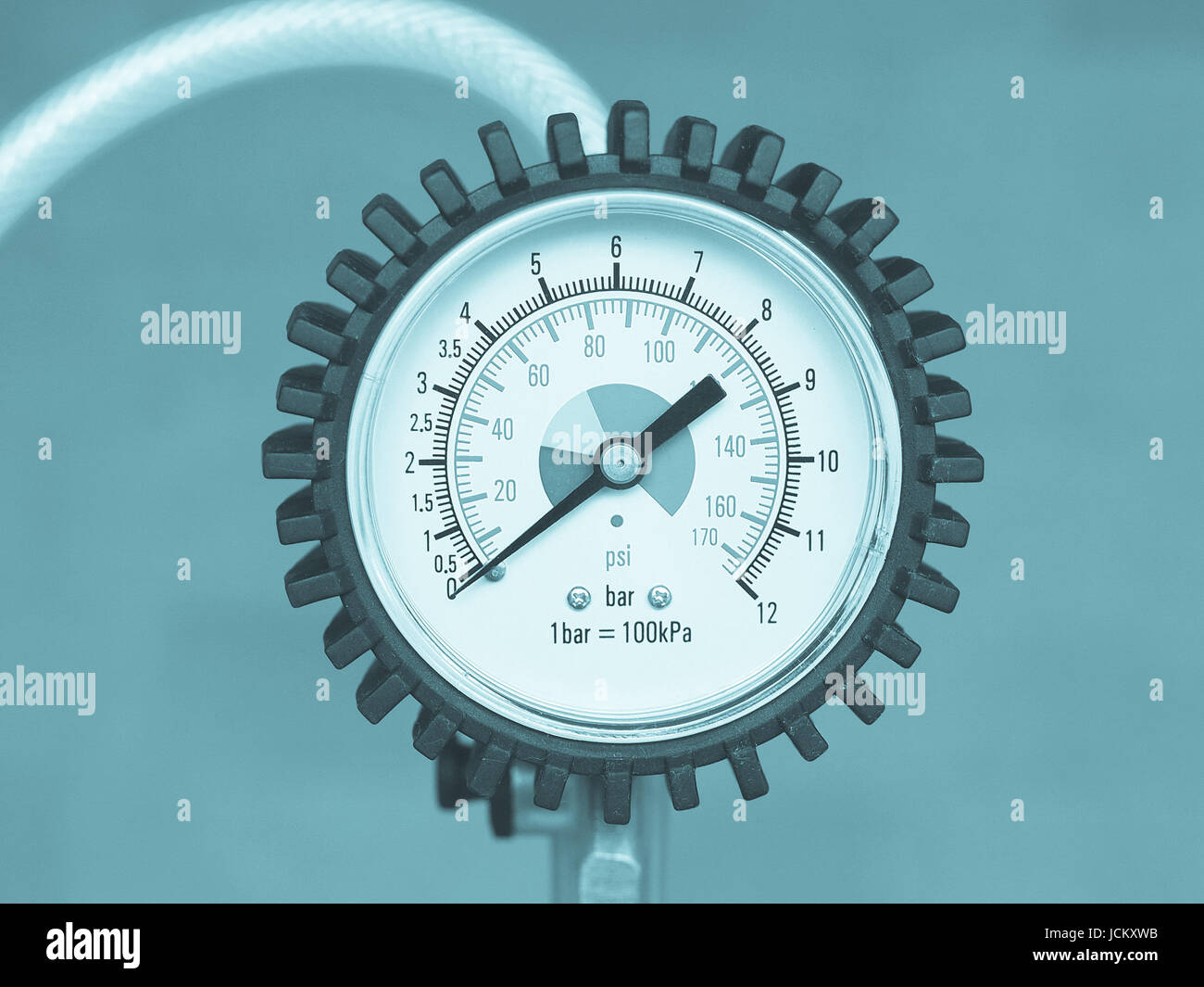Manometer instrument for the measurement of pressure and vacuum cool