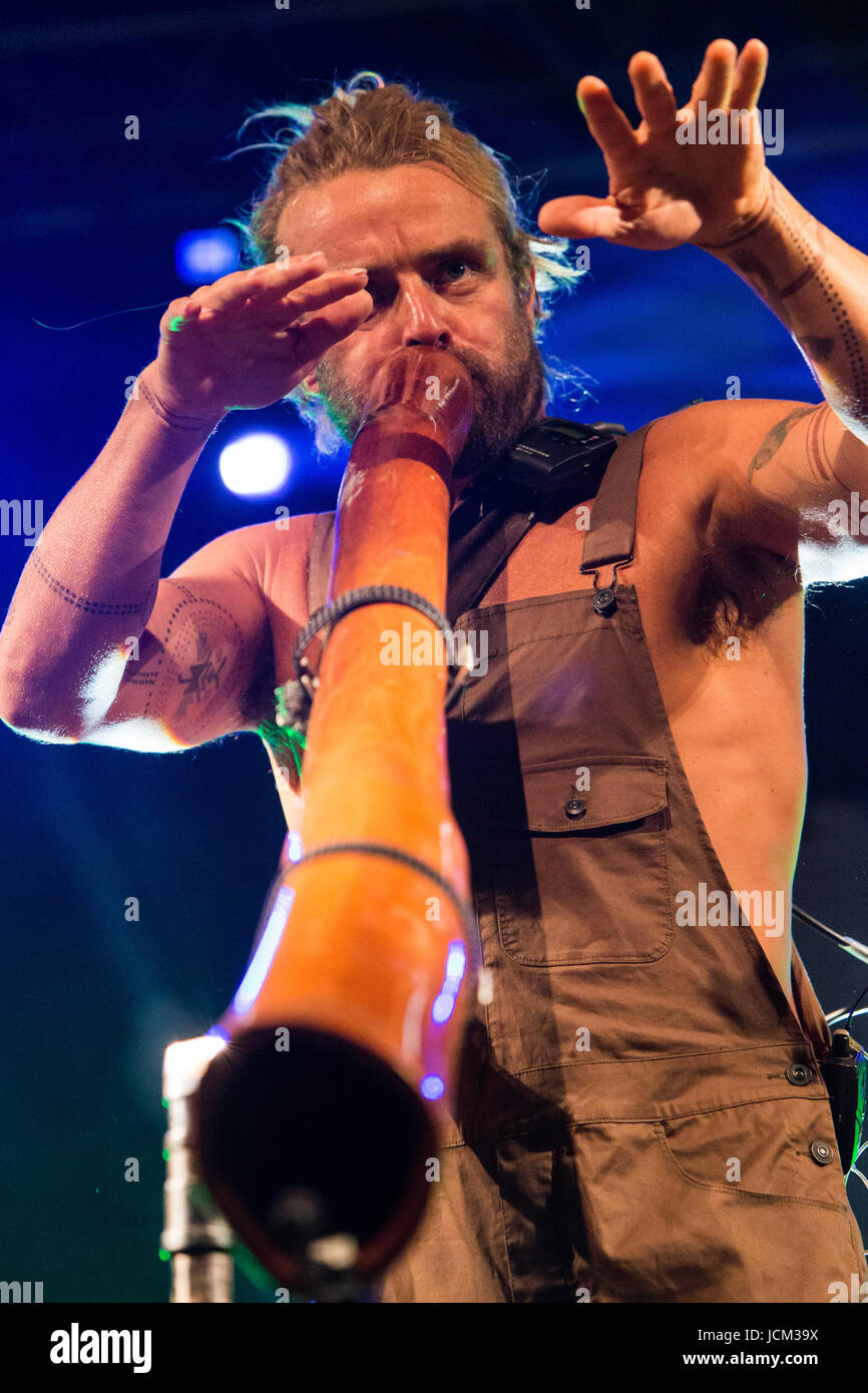 Australian singer songwriter hi-res stock photography and images - Alamy