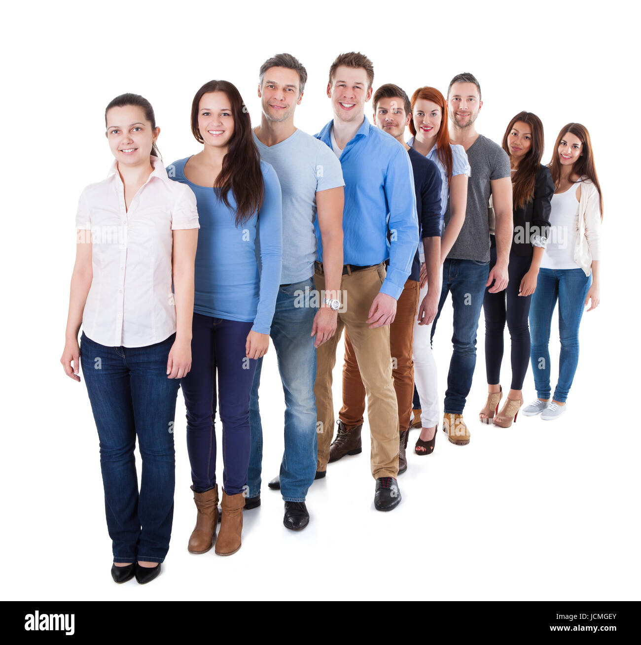 группы людей ноги. человек стоит. довольные люди у стенда. люди стоят разговаривают. люди стоят в ряд.