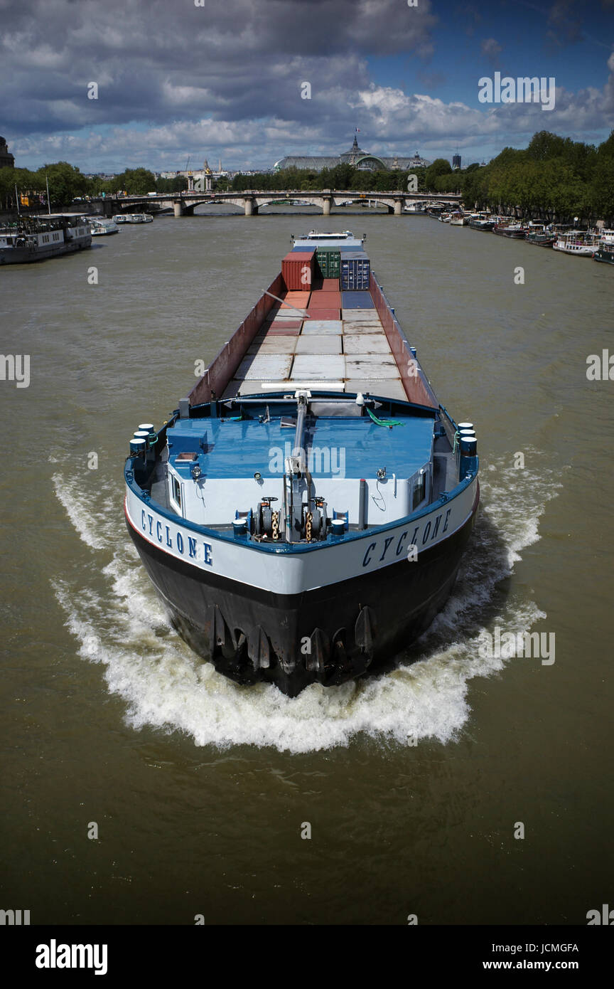 PARIS SEINE RIVER FRANCE - CYCLONE LARGE PENICHE CARGO PASSING IN THE CITY  - GRAND PALAIS AND CONCORDE BRIDGE © Frédéric BEAUMONT Stock Photo - Alamy