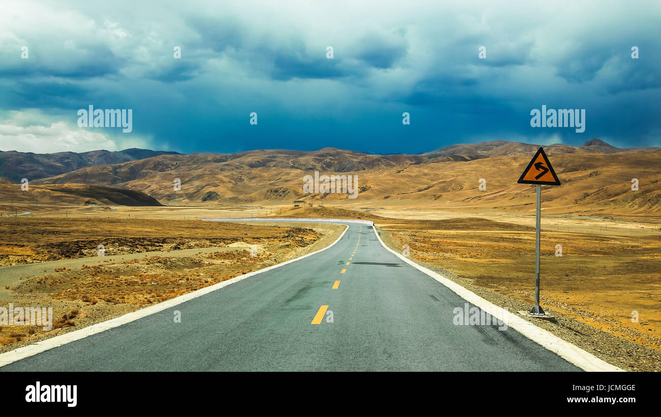 Long empty asphalt road in desert with  clear cloudly sky . Stock Photo