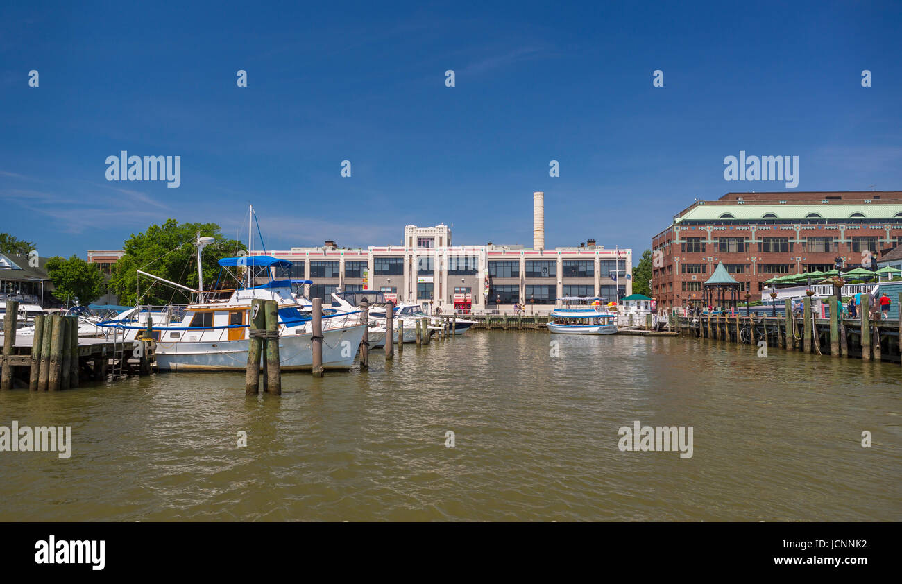ALEXANDRIA, VIRGINIA, USA - The Torpedo Factory Art Center, in Old Town Alexandria, Potomac RIver waterfront, and boats in marina. Stock Photo