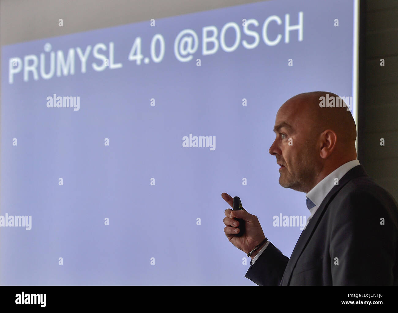 Pavov, Czech Republic. 16th June, 2017. General Manager of Bosch Czech Republic and Slovakia speaks during the presentation a plan to modernize the management of 'Industry 4.0' by Bosch Diesel Jihlava company in Pavov, Czech Republic, on June 16, 2017. Company introduced an automatic laser-controlled vehicle with autopilot directly in production. Credit: Lubos Pavlicek/CTK Photo/Alamy Live News Stock Photo
