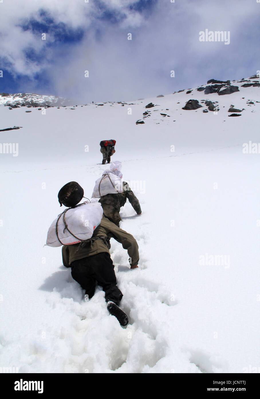 Chengdu. 16th June, 2017. Researchers patrol in mountains in Wolong National Nature Reserve, southwest China's Sichuan Province, May 25, 2015. There are more than 9 snow leopards in the reserve according to the latest data. Credit: Xinhua/Alamy Live News Stock Photo