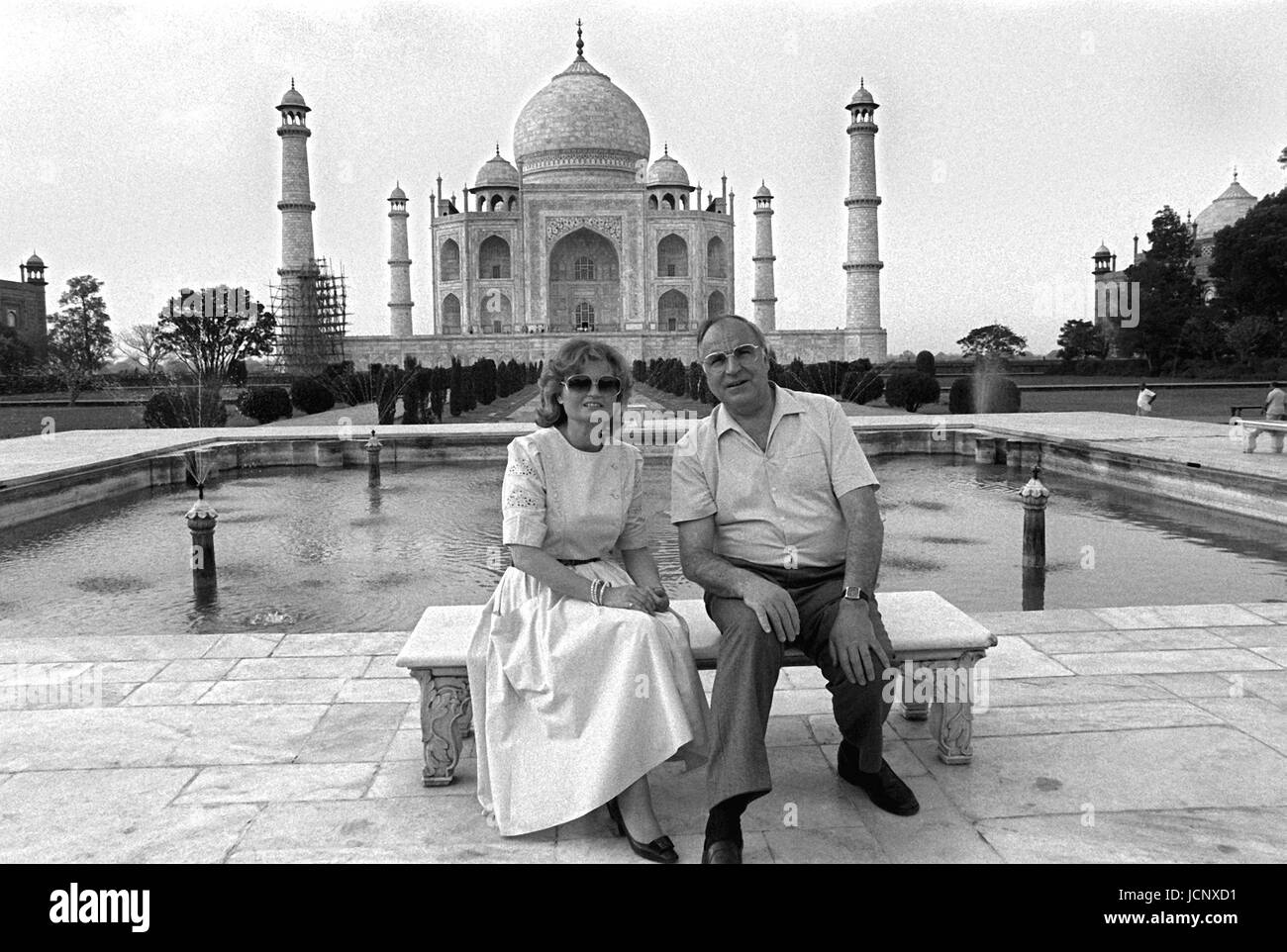 German chancellor Helmut Kohl and his wife Hannelore Kohl during a short private visit to Taj Mahal near Agra in the Indian state Uttar Pradesh on 27 April 1986. Kohl is on a two-week visit to Asia. | usage worldwide Stock Photo