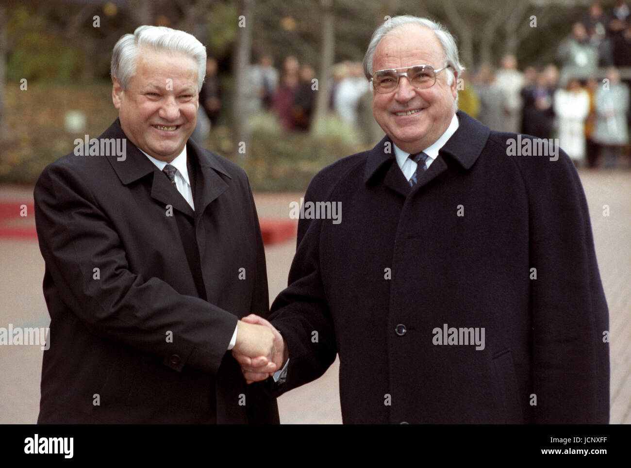 Russian president Boris Jelzin (l) is welcomed by German chancellor Helmut Kohl (r) on 21 November 1991 in front of the Federal Chancellery in Bonn. Stock Photo